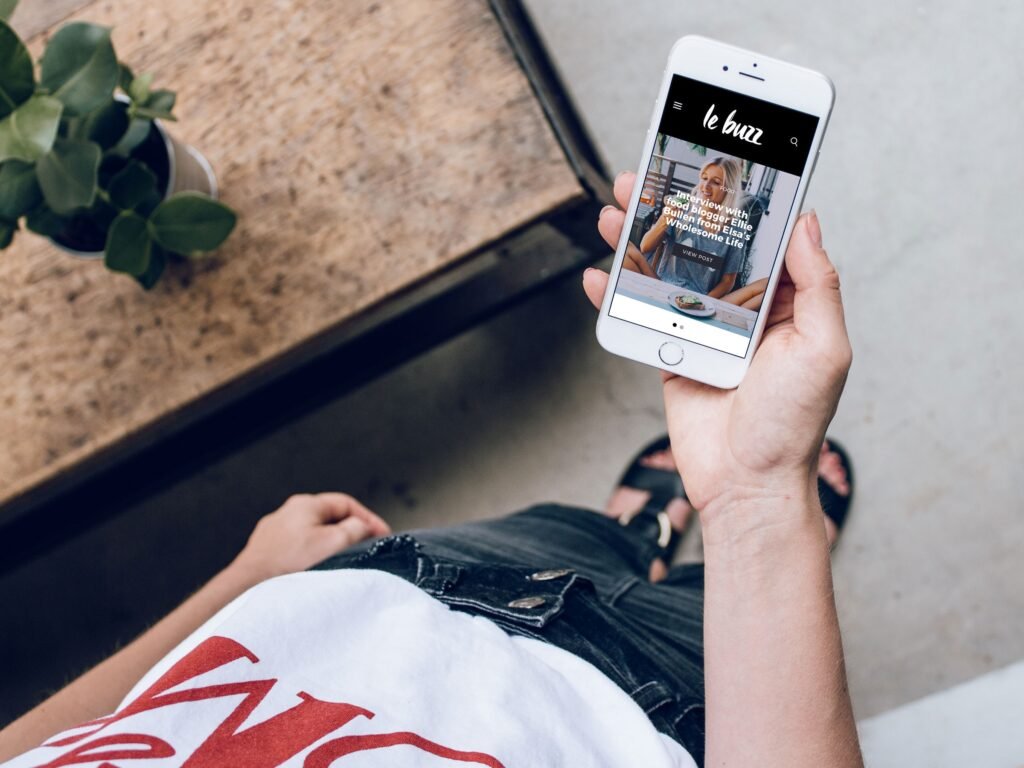 buzz-photo-looking-phone