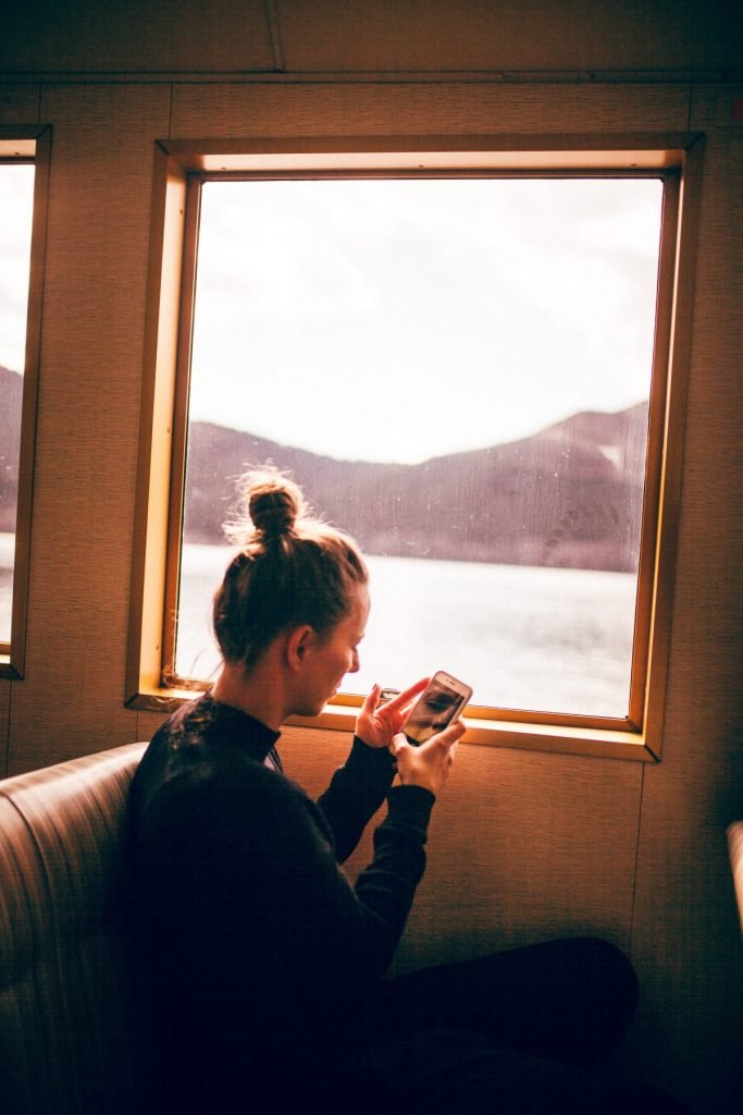 woman-boat-cabin-karsten-gohm-photographer